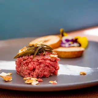 Tartare di Manzo con POP CORN di Grana Padano e Pesto di Basilico