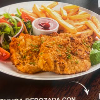 82. Pechuga Rebozada Con Patatas Fritas Y Ensalada