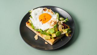 Schiacciatta z sadzonym jajkiem i awokado