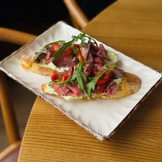 Брускета з ростбіфом, печеним перцем ,соусом песто та каперсами