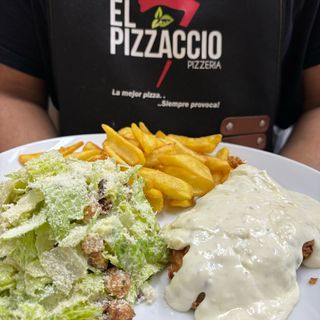 Milanesa de pollo con salsa de queso azul.