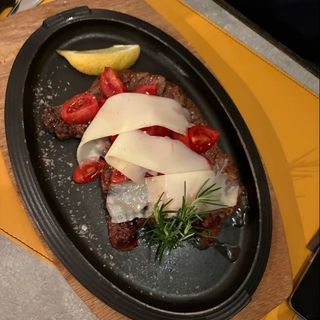 Entrecôte con Ciliegino e Scaglie di Ragusano D.O.P.