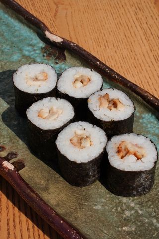 Макі рол з вугрем