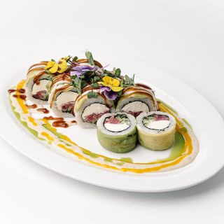 Фірмовий рол з тунцем та трюфельним соусом 