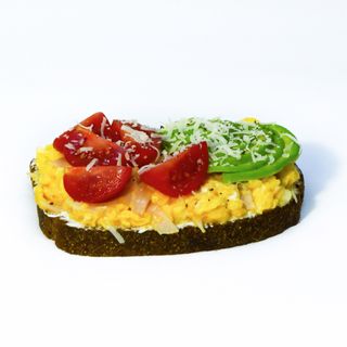 სქრემბლის და ავოკადოს ტოსტი