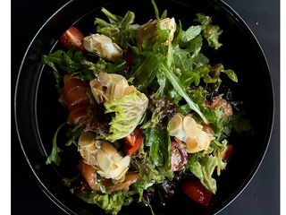 Салат зі слабосолоним лососем, Крем-сиром та мигдалевими пластівцями (220г)