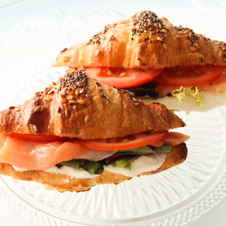 2 Petit Croissans de salmón marinado y queso crema