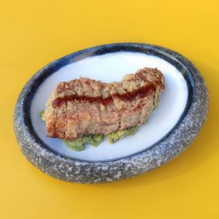 Tataki De Atún En Costra De Sésamo Y Gucamole Con Wasabi