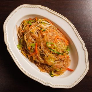 128. Spaghetti di soia saltati con verdure