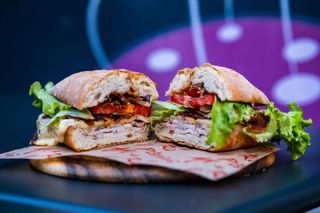 Porchetta, fontina, speck cotto, pomodoro, senape, melanzane