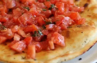Фокача с пресни домати и босилек (250г)