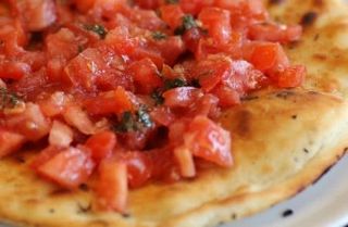 Фокача с пресни домати и босилек (250г)