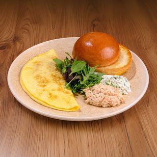 Omletă cu pateu de somon