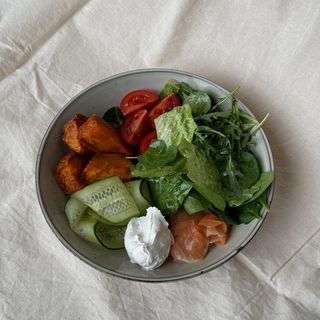 Салатний боул з бататом і лососем