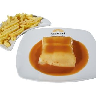 Francesinha com bife de frango