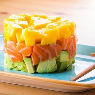 TA1. Tartare di salmone, mango e avocado - 1 pezzo