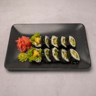 2. Futomaki serek, sałata, łosoś  surowy, ogórek, rzodkiew, tykwa 10szt