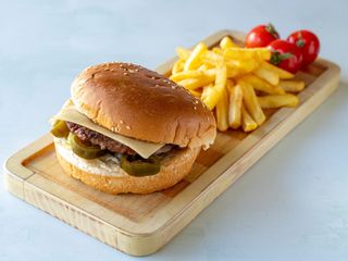 Halapenjo burger i pomfrit