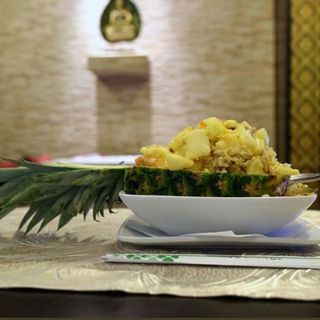 Prženi pirinač sa ananasom, gamborima i piletinom