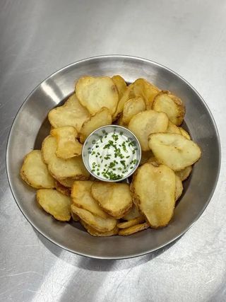 CHIPSY ZIEMNIACZANE Z SOSEM