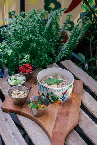 შვრიის ფაფა, ხილით, თხილეულით და ცუკატებით