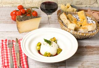 Burrata con tartare di pomodoro, e gelato di basilico