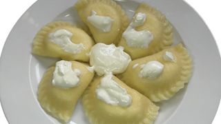 Pierogi z serem, śmietana