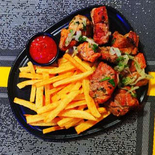 Шашлык ,свиинина на гриле (200 го. жар.). +Салат овощной ,соус