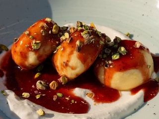 Сирники з фісташками, полуничним джемом та сметаною