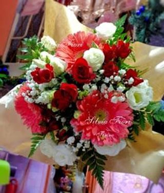 Bouquet misto colorato con fiori di stagione 