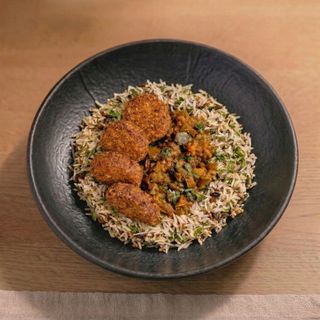 Falafel con arroz aromatizado, zumaque y caponata de verdura