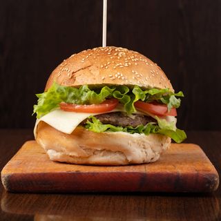 Cheesburger i pomfrit