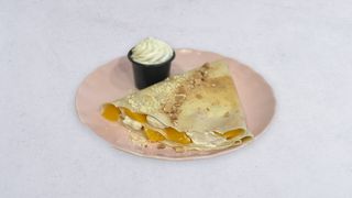 Naleśnik z serkiem i brzoskwinią