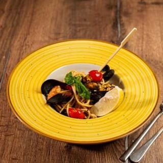 Spaghetti cu midii și vin