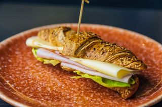 Kroasan slani sa dimljenom ćuretinom