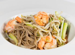 46 Spaghetti soba con gamberi