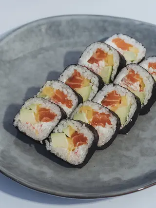 Futomaki De Salmón Kanikawa (8 uds.)