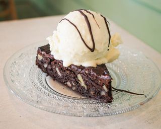 Brownie con helado