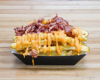 Patatas con Salsa Cheddar y Bacon
