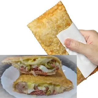 Pastel brasileiro de calabresa acebolada e queijo (Selecione  1 tamanho)