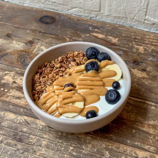 Bowl de yogur ecológico con plátano y topping de crema de cacahuete