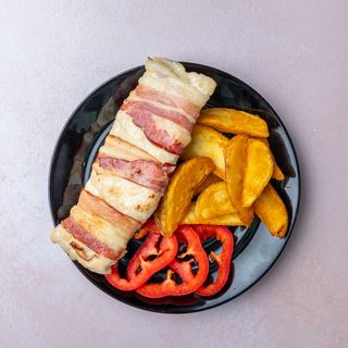 Obrok punjeno pileće belo u slanini uz dodatak slatkiša ili pića