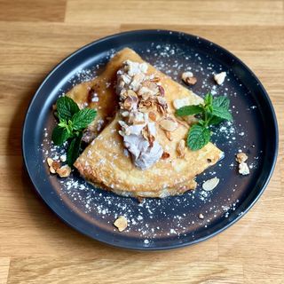 Naleśniki z serem, śmietaną i cukrem