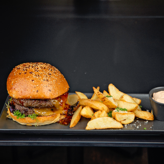 Double CheeseBurger cu Cartofi Wedges si Sos