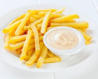 Racion de papas fritas con mayonesa