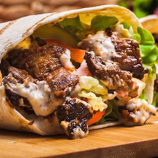 Dürüm con queso, tomate. lechuga y salsas