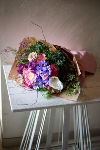 Ruže, gerberi, hrizantema, karanfili i kale