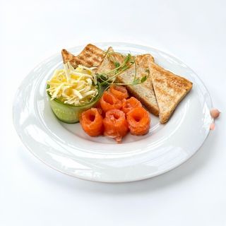 Слабосолений лосось з грінками (100/50/20г)