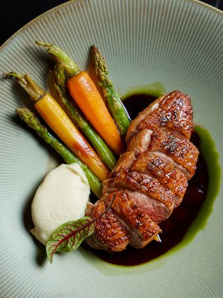 Piept de rata cu piure de dovleac edamame si sos visine 350 gr 