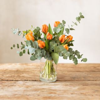 Ramo de flores de tulipanes naranjas y eucalipto. 8u
